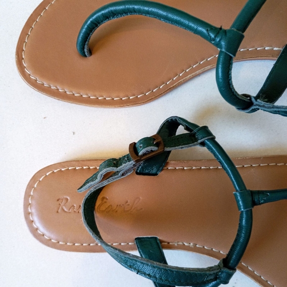 Rare Earth green "T" strap leather nomadic thong sandals - Picture 4 of 6